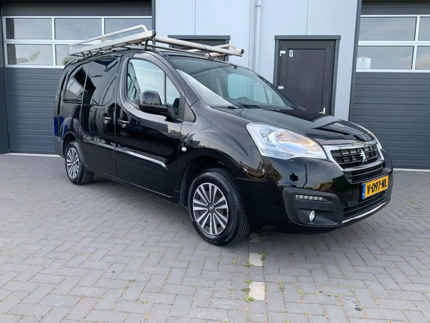 Peugeot Partner 1.6 BlueHDi L2 Premium Pack | Trekhaak | Airco | R Zwart - 2