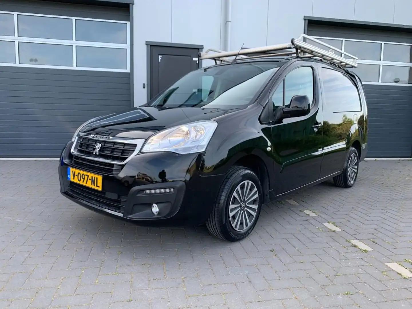 Peugeot Partner 1.6 BlueHDi L2 Premium Pack | Trekhaak | Airco | R Zwart - 1