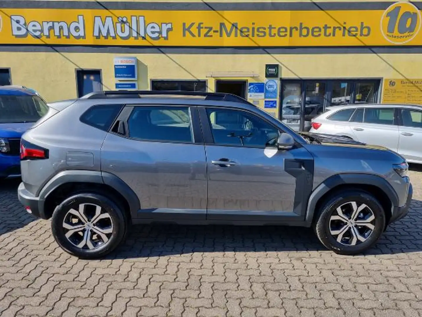 Dacia Duster TCe 100 ECO-G Expression SHZ LED PDC Grijs - 1