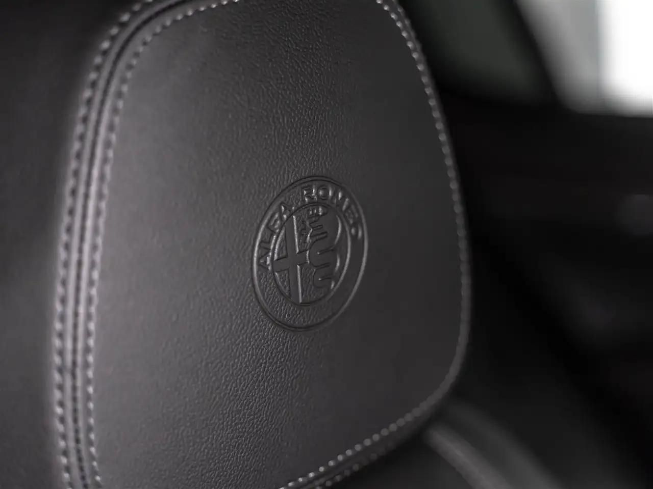 Alfa Romeo Stelvio снимка Alfa Romeo Stelvio