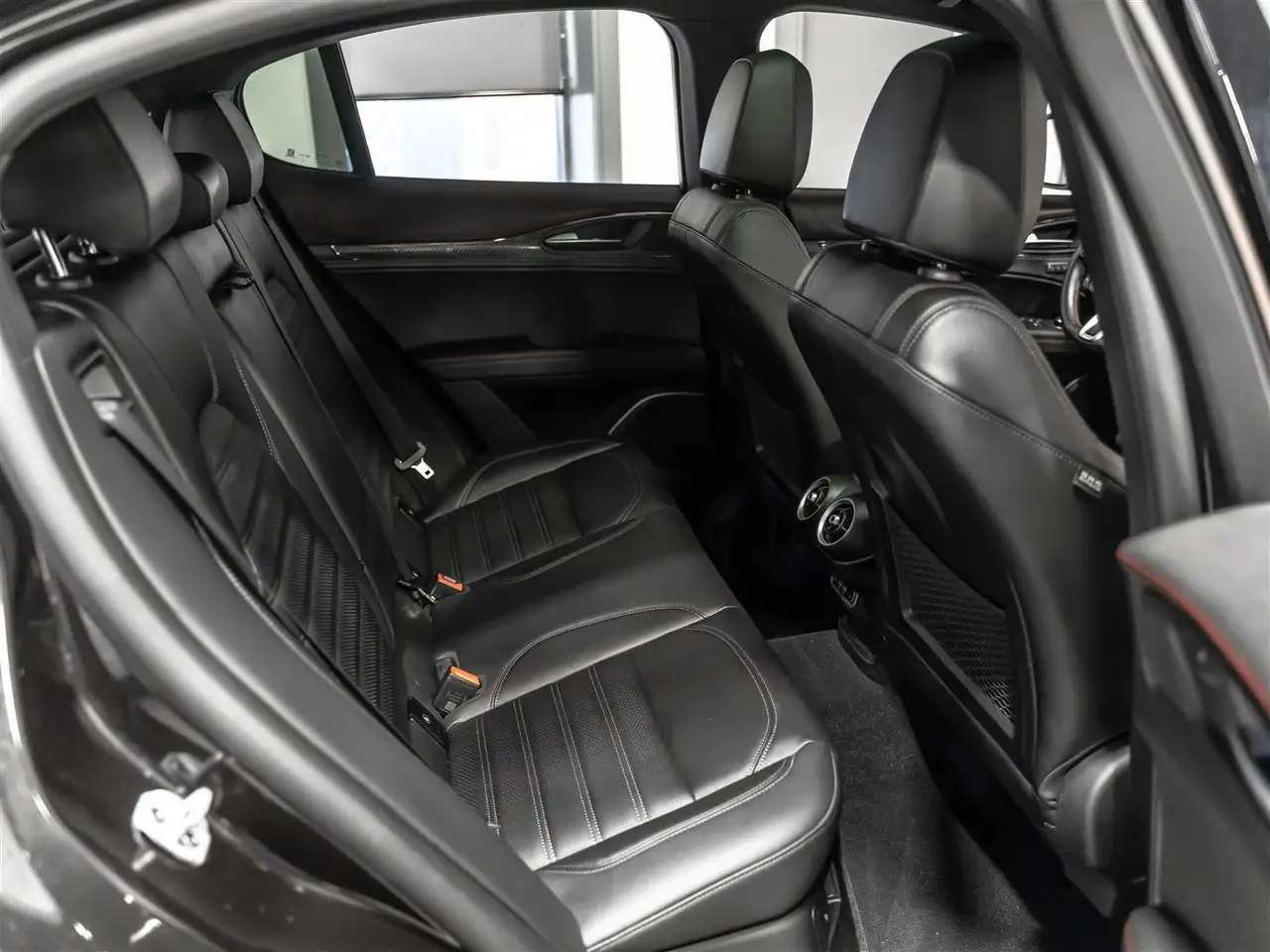 Alfa Romeo Stelvio снимка Alfa Romeo Stelvio