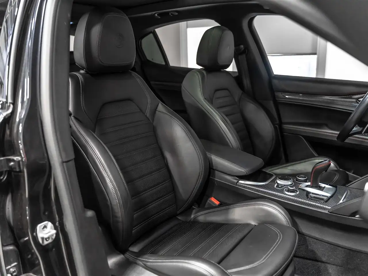 Alfa Romeo Stelvio снимка Alfa Romeo Stelvio