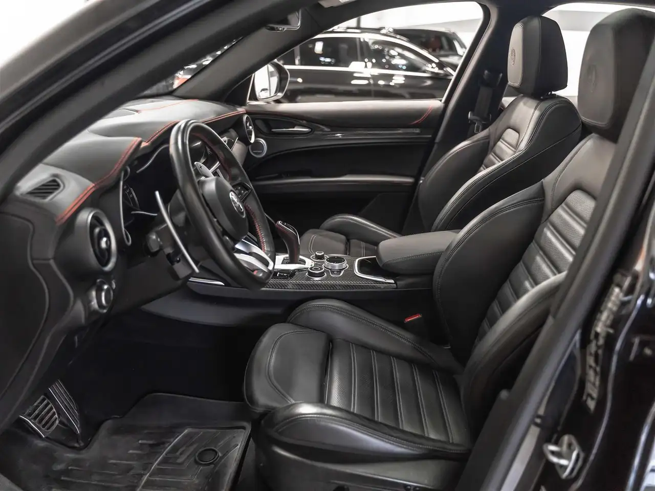 Alfa Romeo Stelvio снимка Alfa Romeo Stelvio
