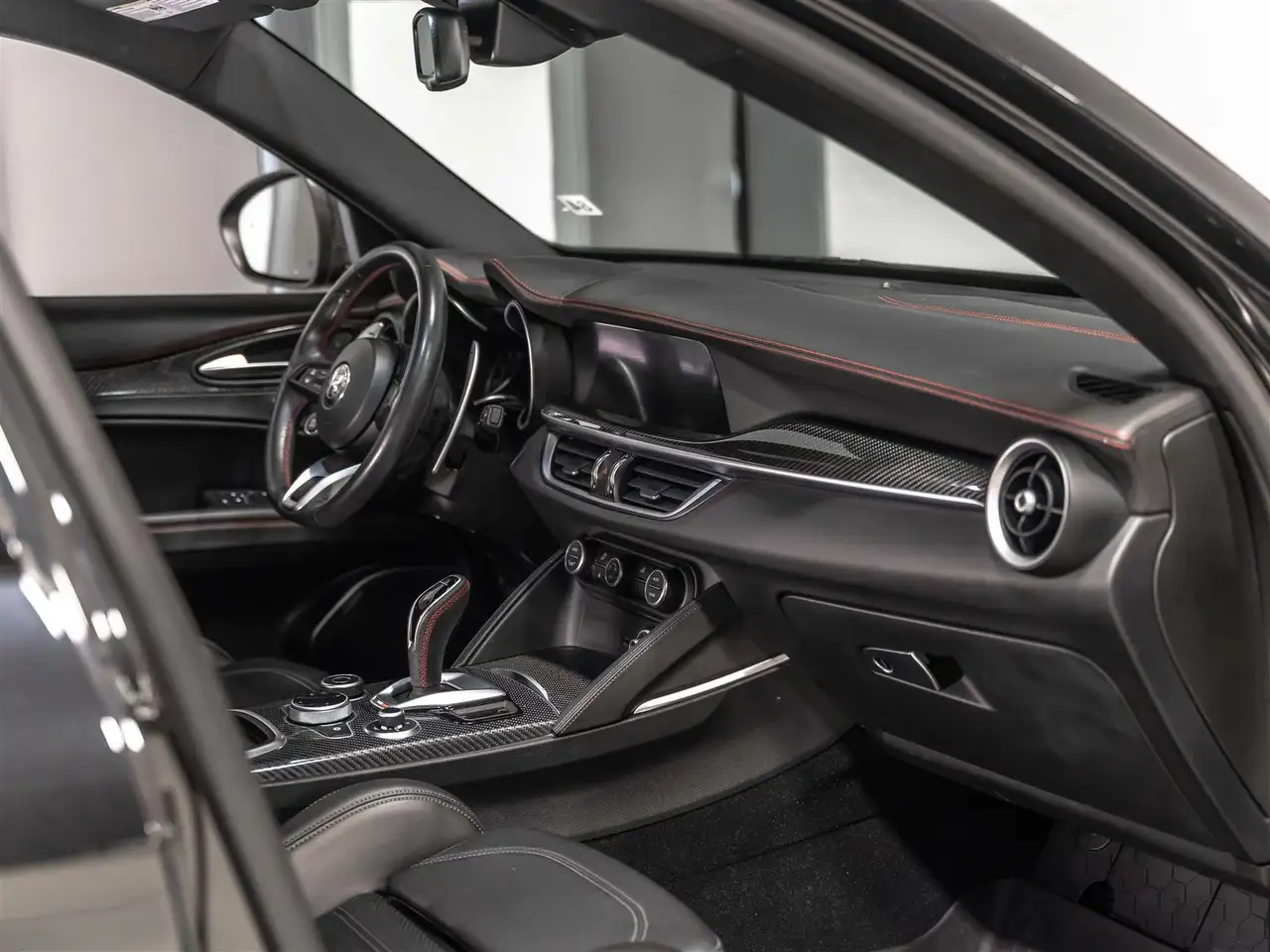 Alfa Romeo Stelvio снимка Alfa Romeo Stelvio