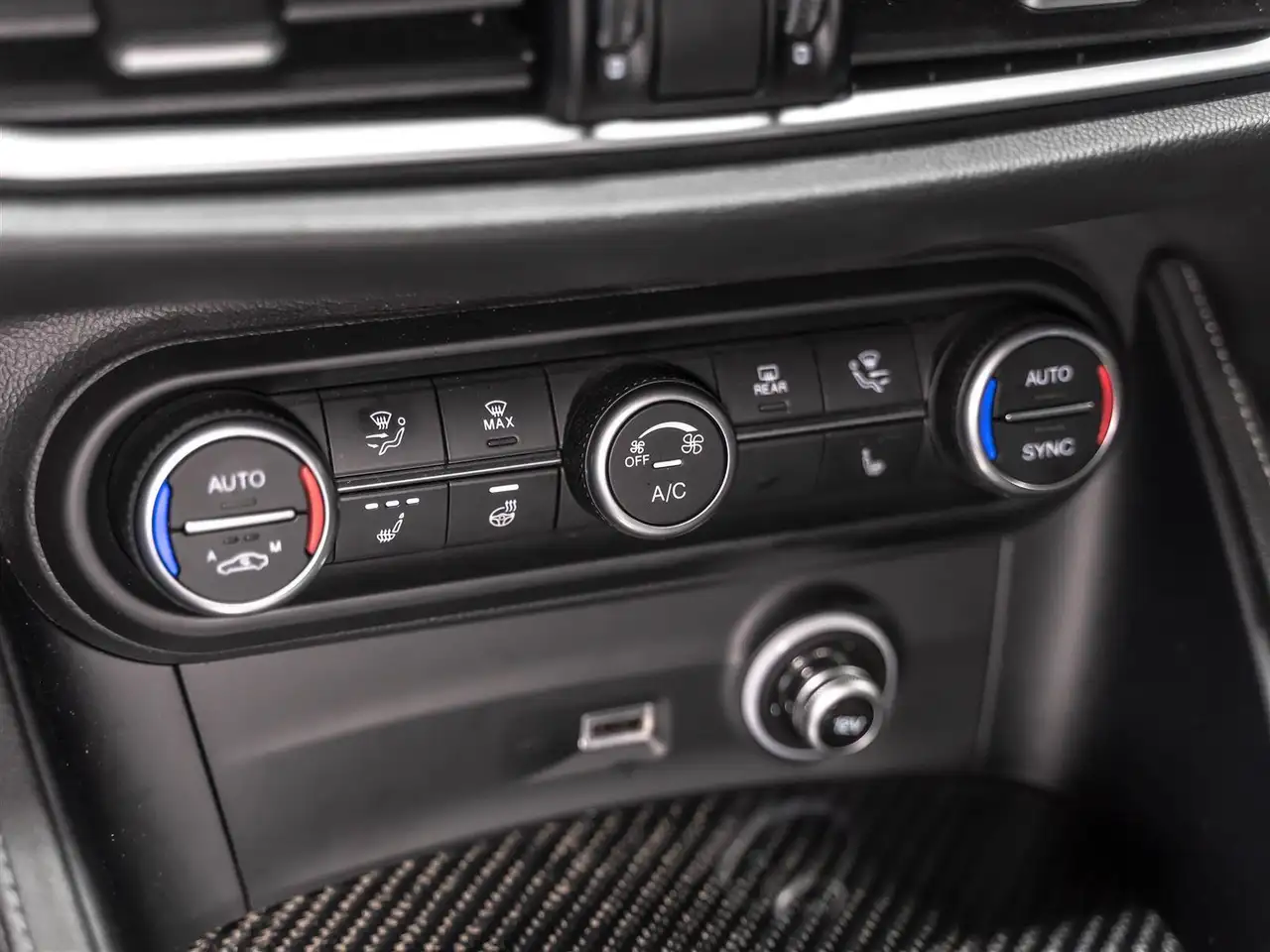 Alfa Romeo Stelvio снимка Alfa Romeo Stelvio