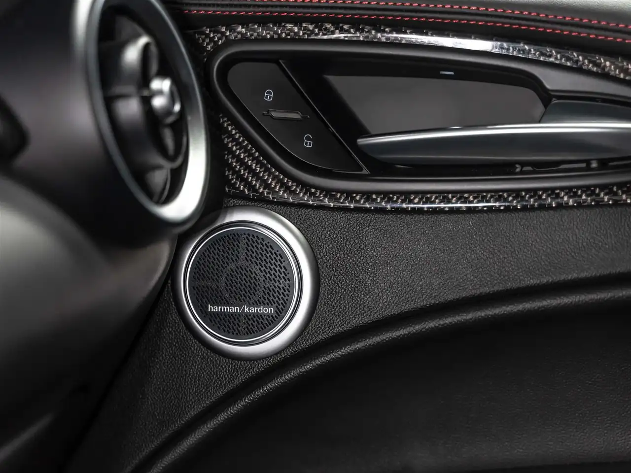 Alfa Romeo Stelvio снимка Alfa Romeo Stelvio