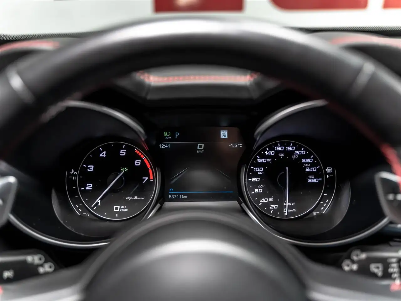 Alfa Romeo Stelvio снимка Alfa Romeo Stelvio