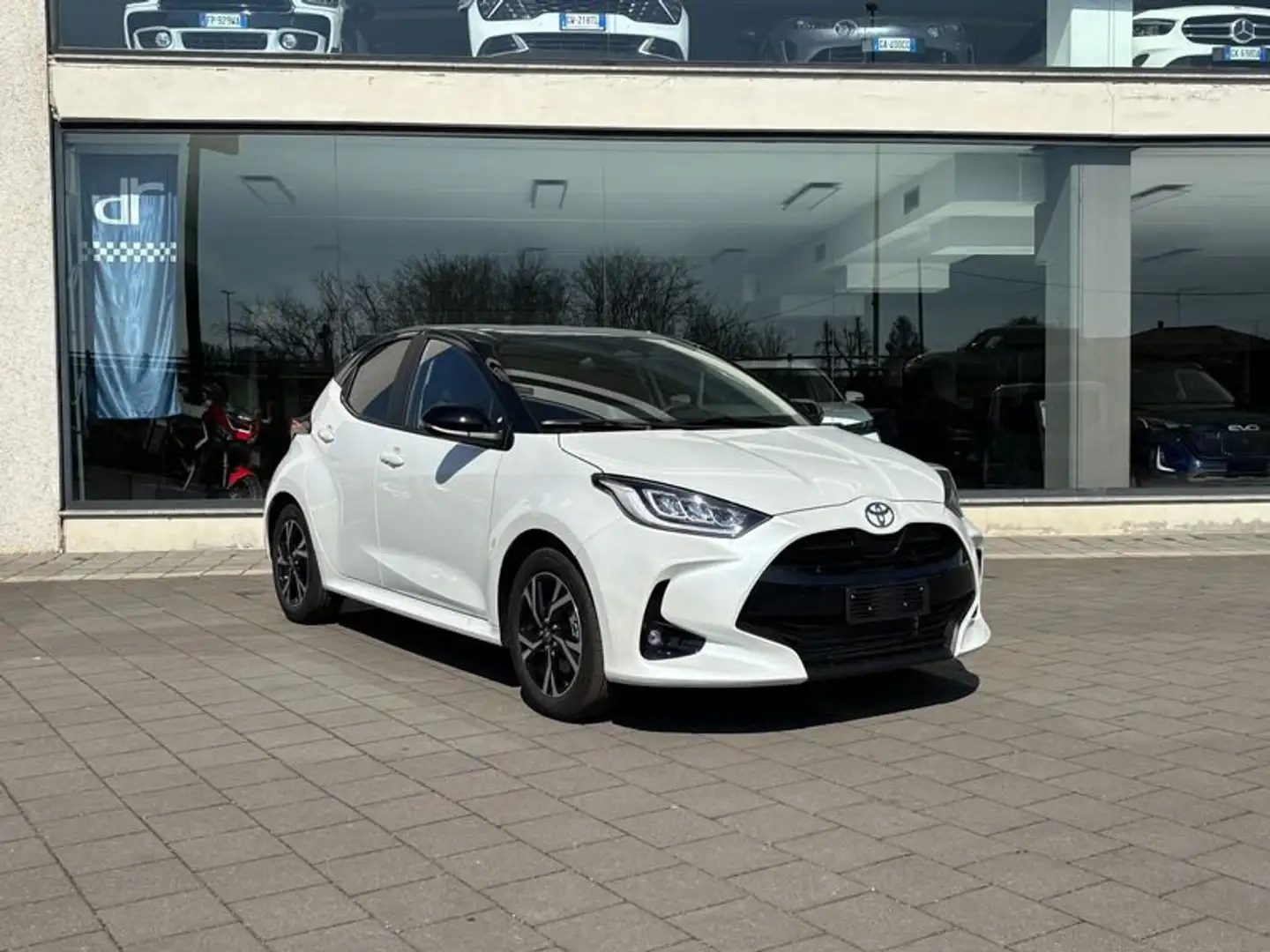 Toyota Yaris 1.5 Hybrid 5 porte Trend Blanco - 1