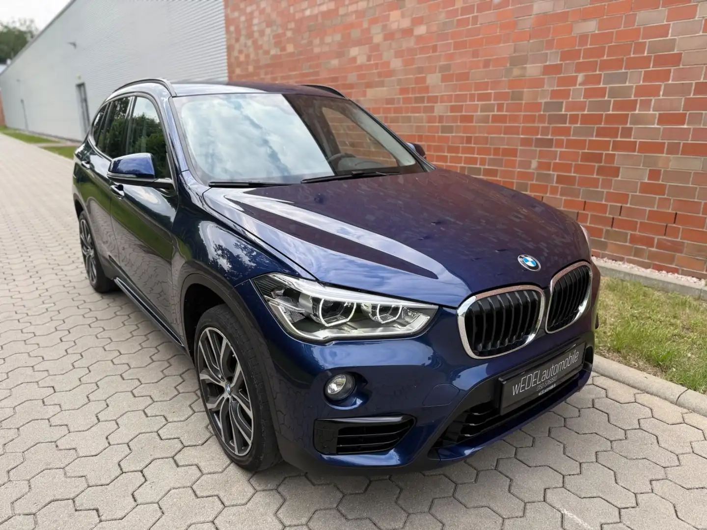 BMW X1 -xDrive-Sport Line-LED-Kamera-CarPlay-Harman Blau - 1