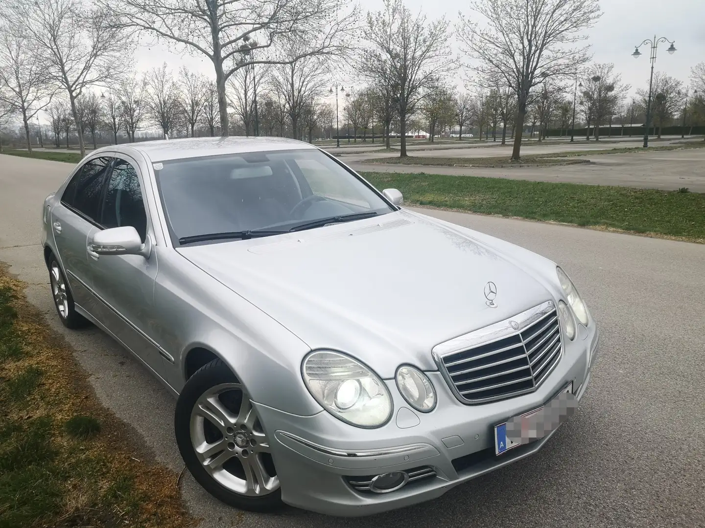 Mercedes-Benz E 320 Avantgarde 4MATIC CDI Aut. *EVO* Silber - 1