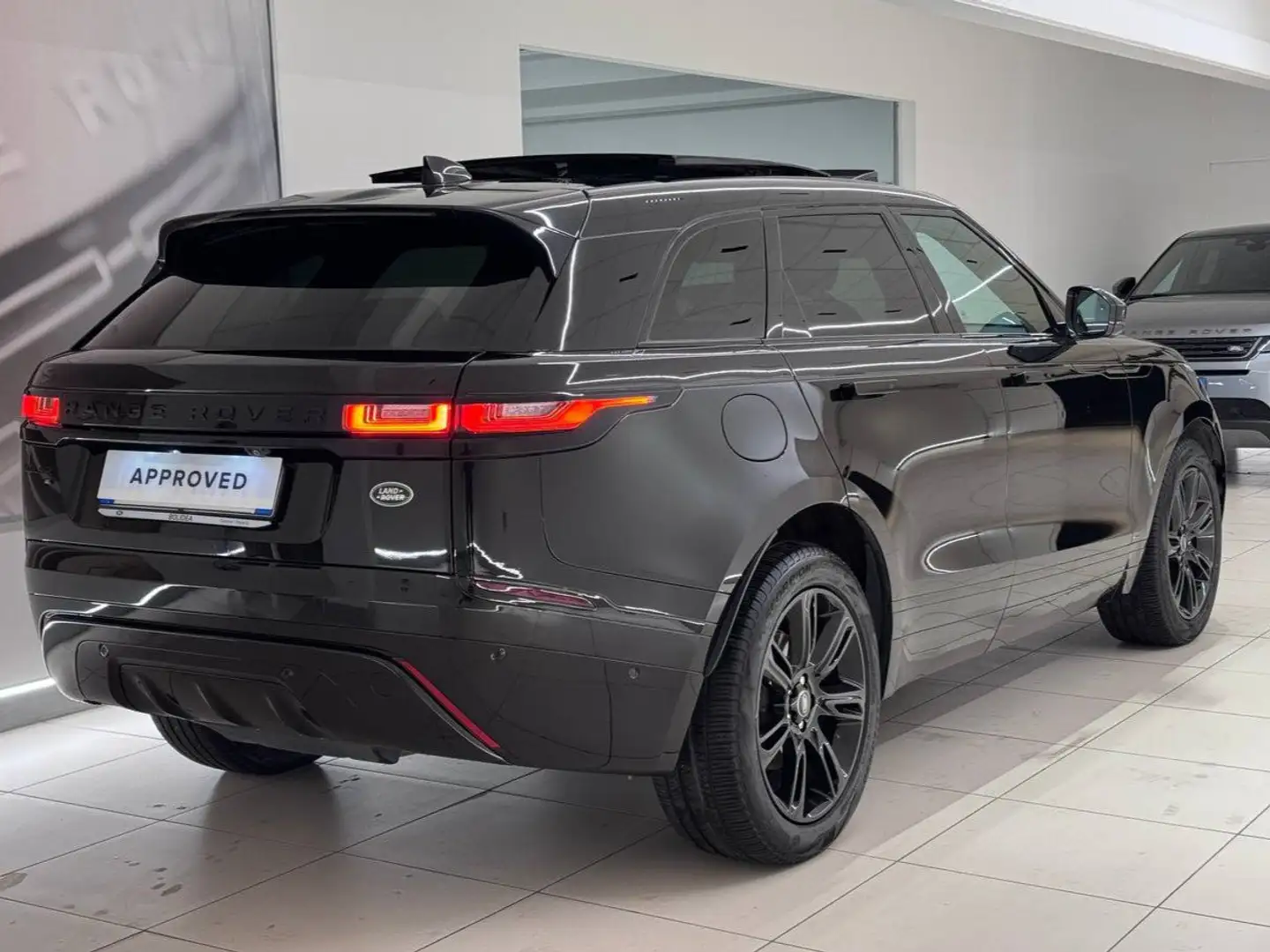 Land Rover Range Rover Velar LAND ROVER 2.0D I4 204 CV Edition Noir - 2