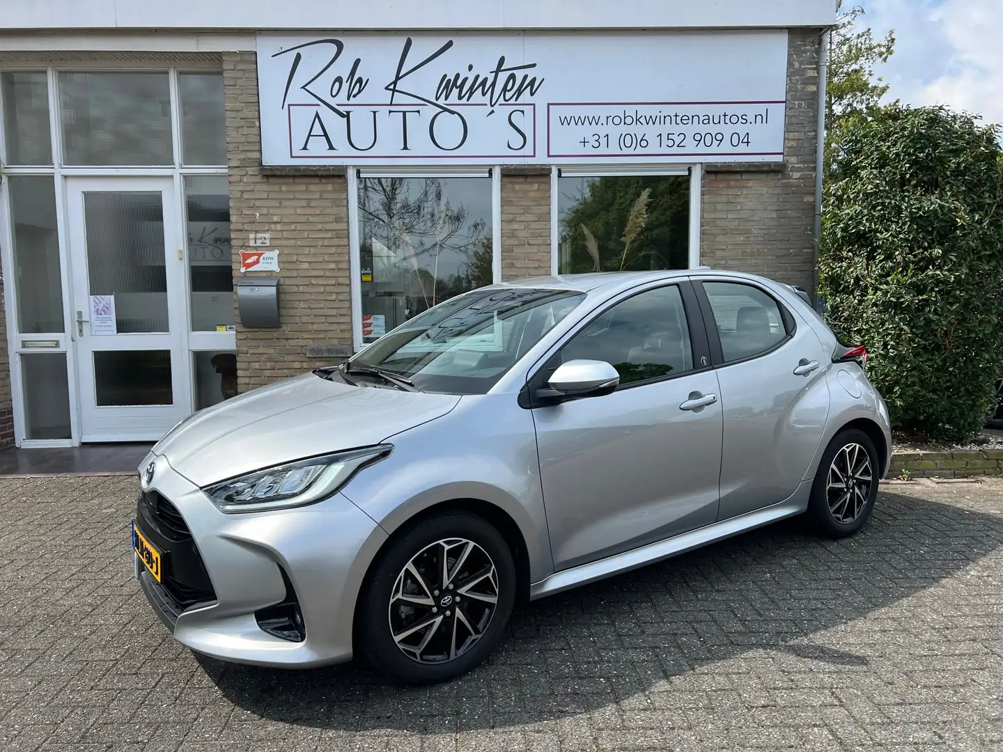 Toyota Yaris 1.5 Hybrid Dynamic Team Deutschland Grau - 2