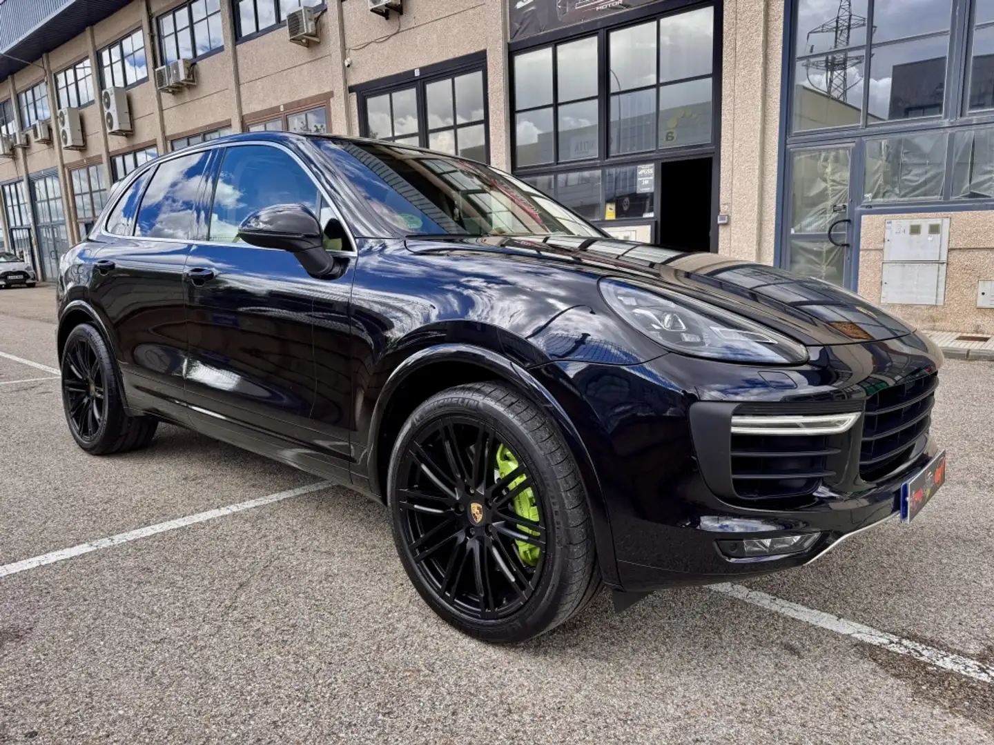 Porsche Cayenne Turbo Aut. Noir - 2