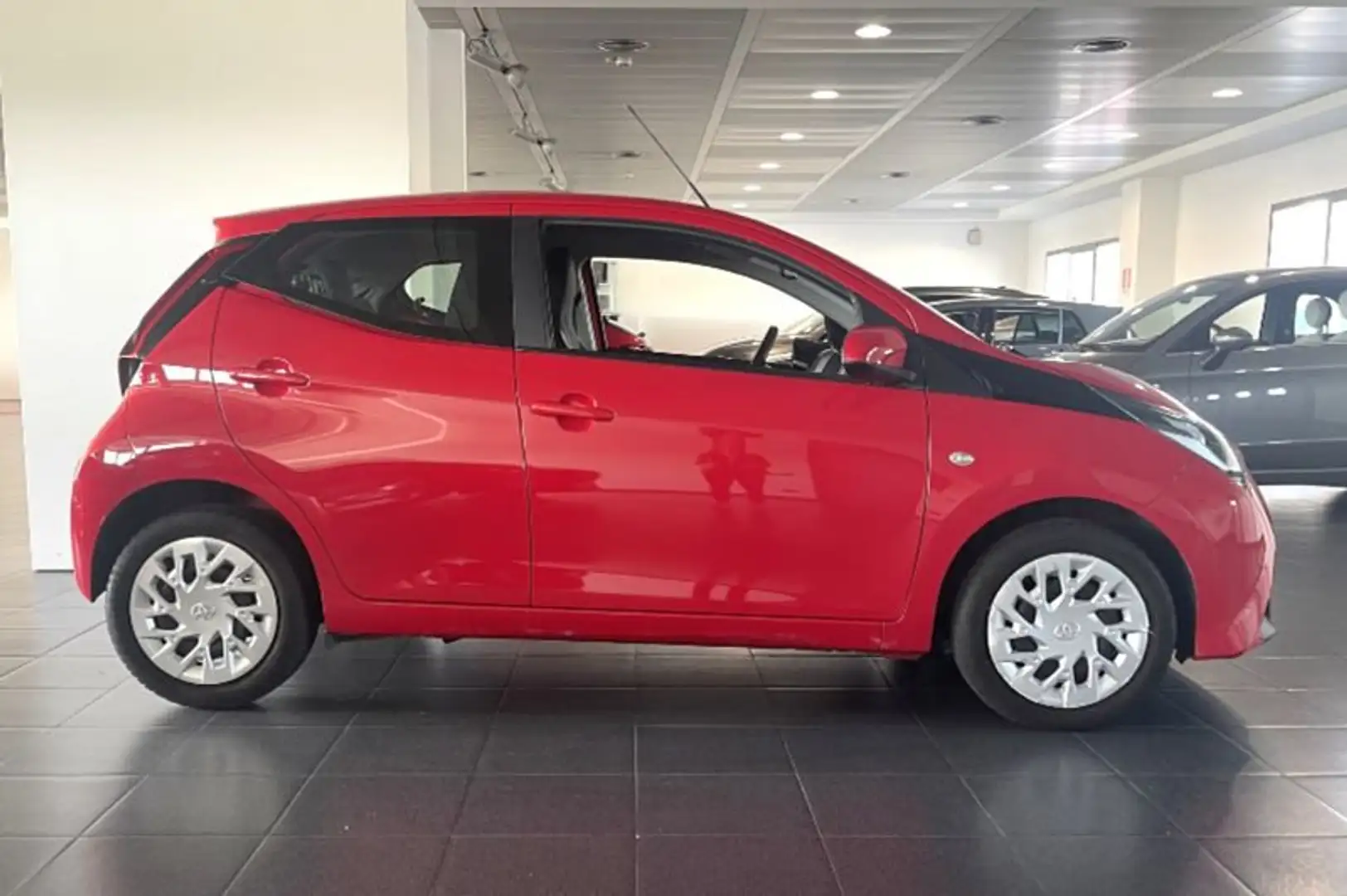 Toyota Aygo Connect 1.0 VVT-i 72 CV 5 porte x-cool MMT Rosso - 2