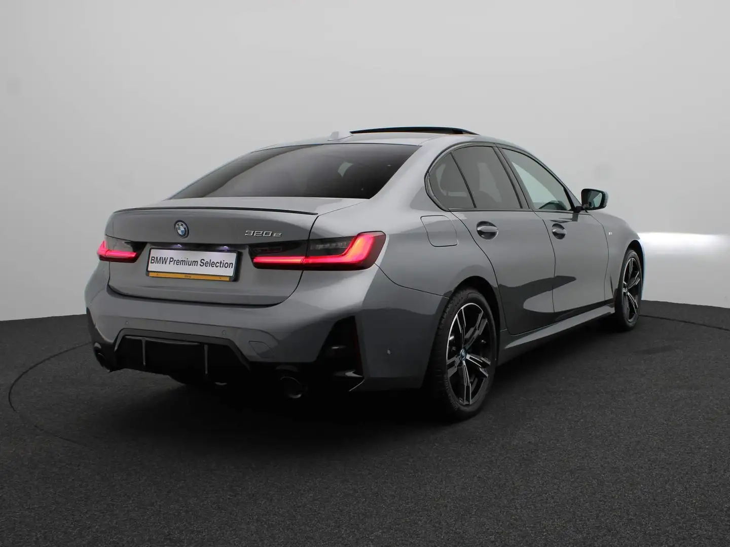 BMW 320 3 Serie Sedan 320e M Sportpakket Pro | Travel Pack Grijs - 2