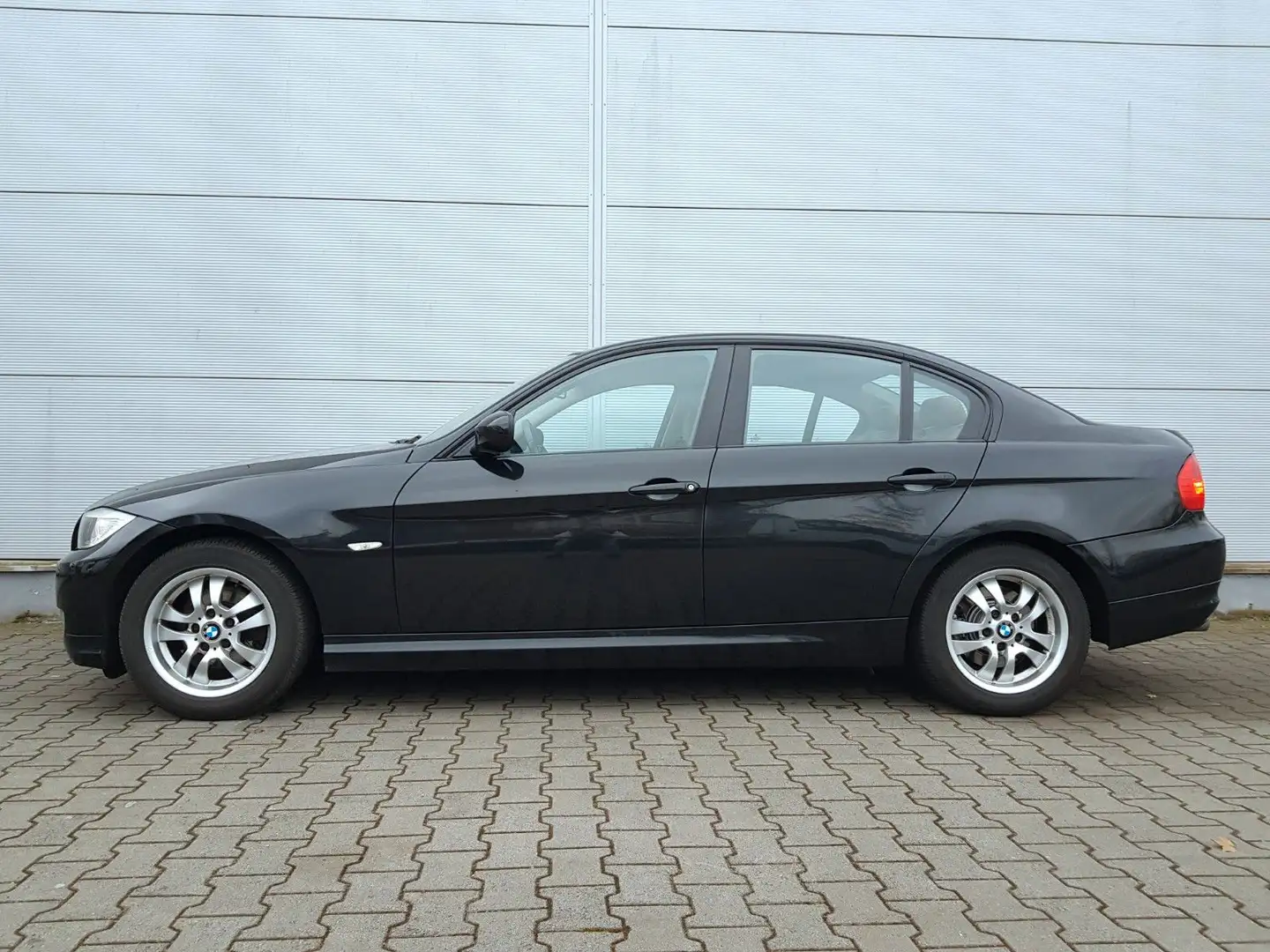 BMW 320 i Lim. ((( Motorkontrollleuchte ist an ))) Чорний - 1