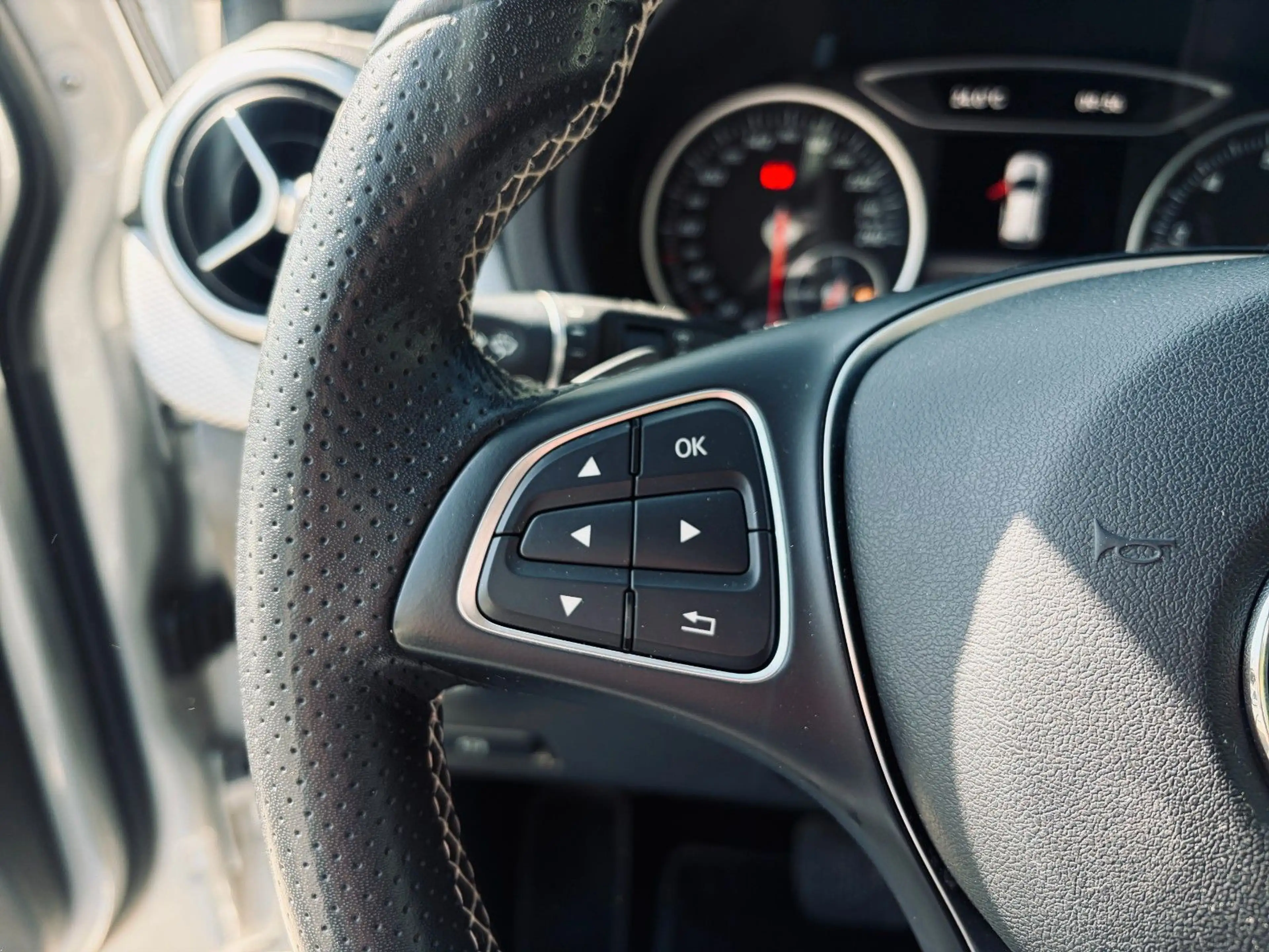 Mercedes-Benz B 180 Score Automatik+Navi+LED+SHZ+Kamera+PDC+ — photo 12