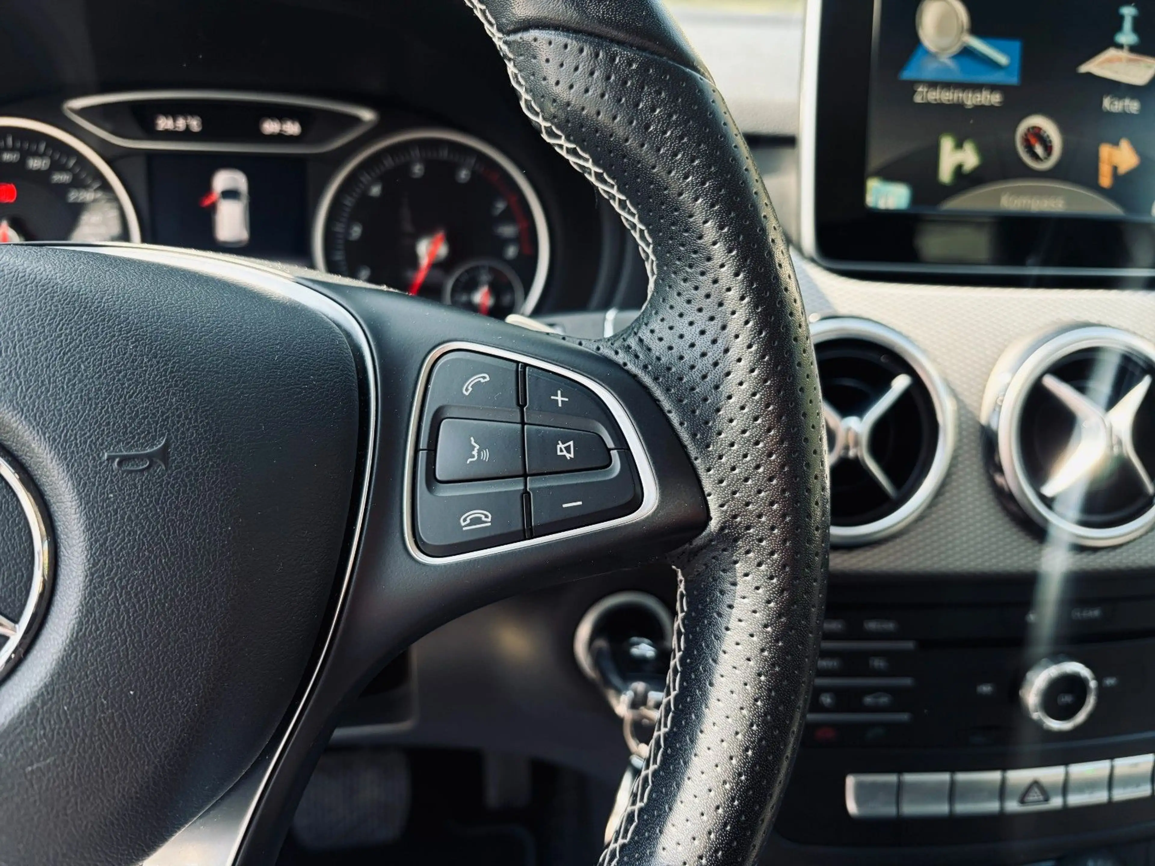 Mercedes-Benz B 180 Score Automatik+Navi+LED+SHZ+Kamera+PDC+ — photo 13
