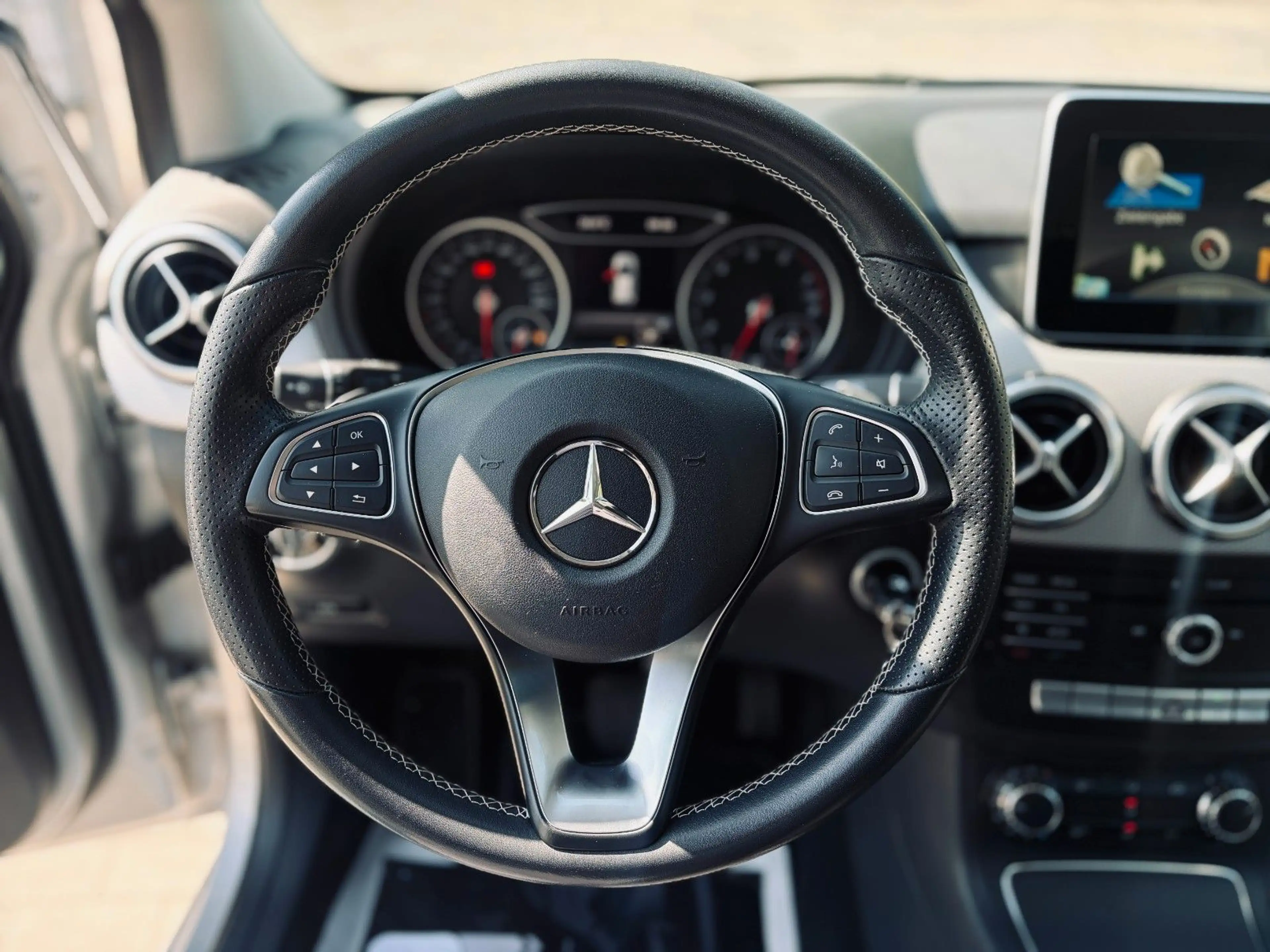 Mercedes-Benz B 180 Score Automatik+Navi+LED+SHZ+Kamera+PDC+ — photo 11