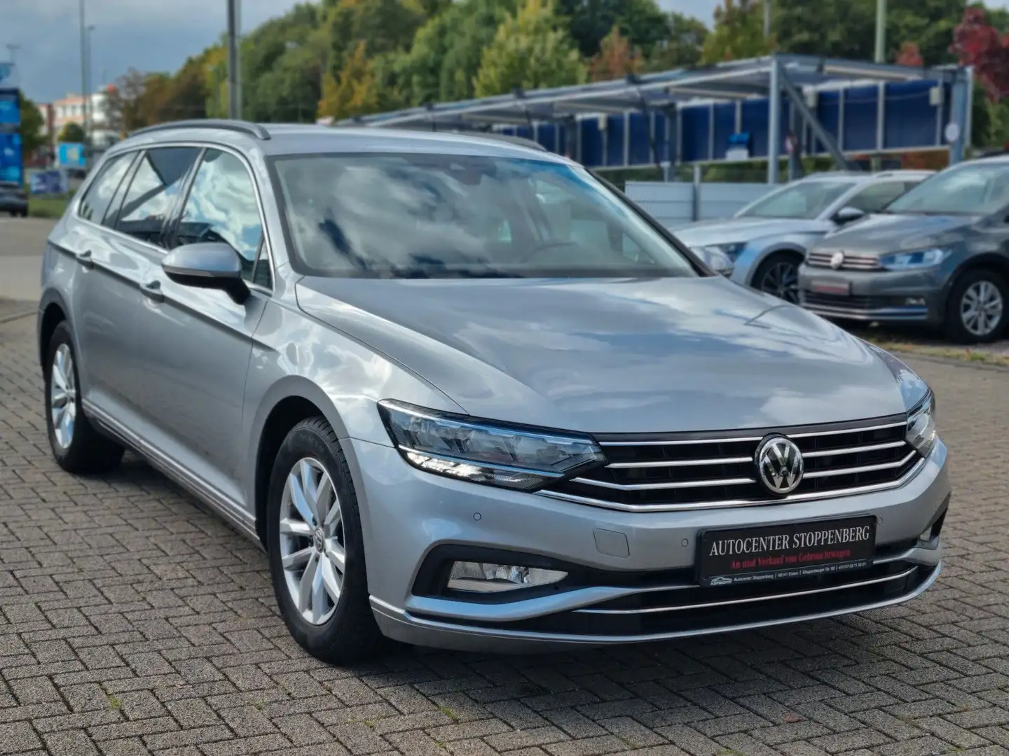 Volkswagen Passat Variant Business/Navi/AHK/LEDs/Garantie+ Silber - 1
