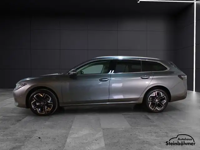 Volkswagen Passat view 3