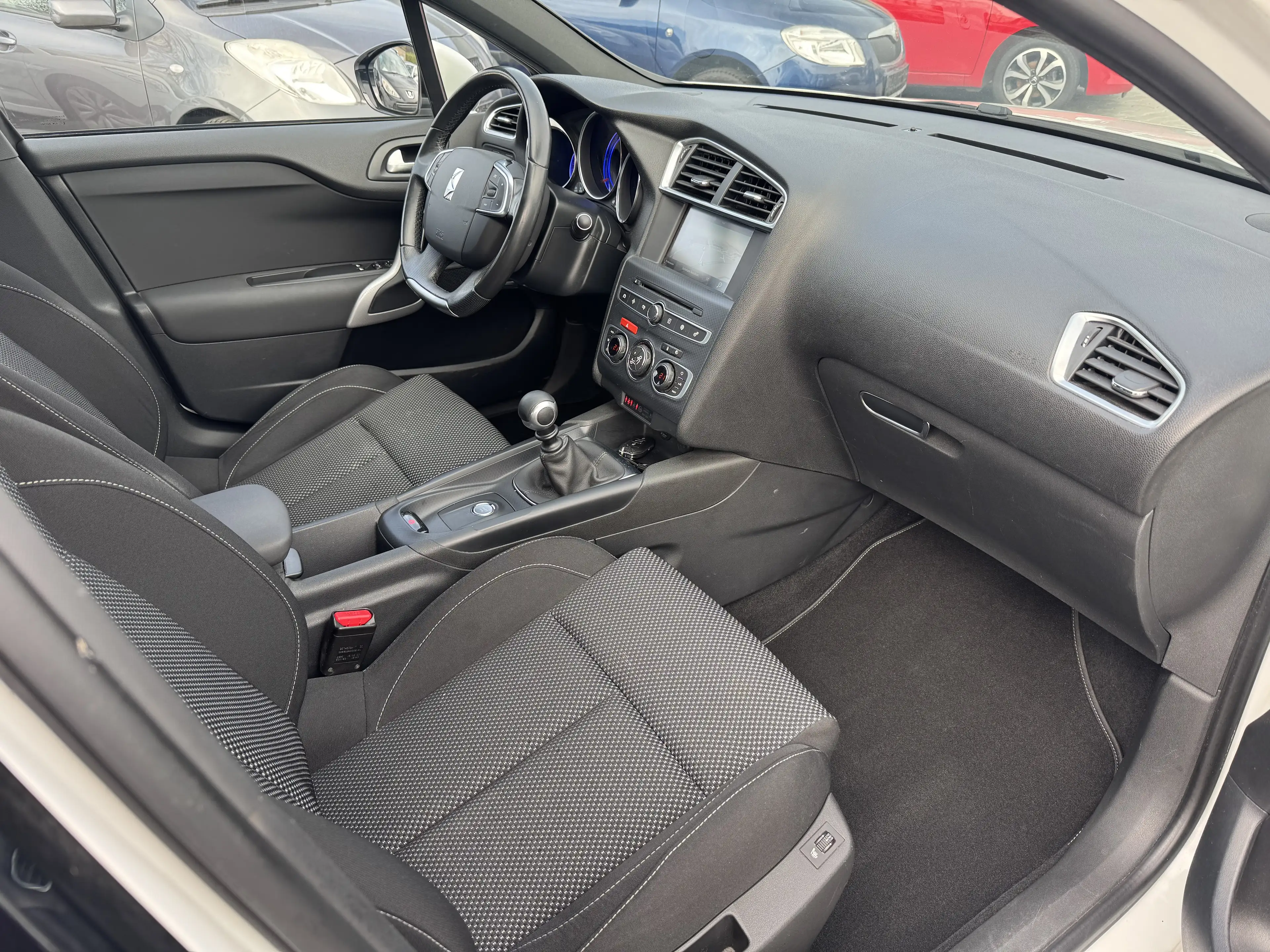 DS Automobiles DS 4 Basis 1.6 Blue-HDI 88 kW / Navi / Kamera/LED — photo 2