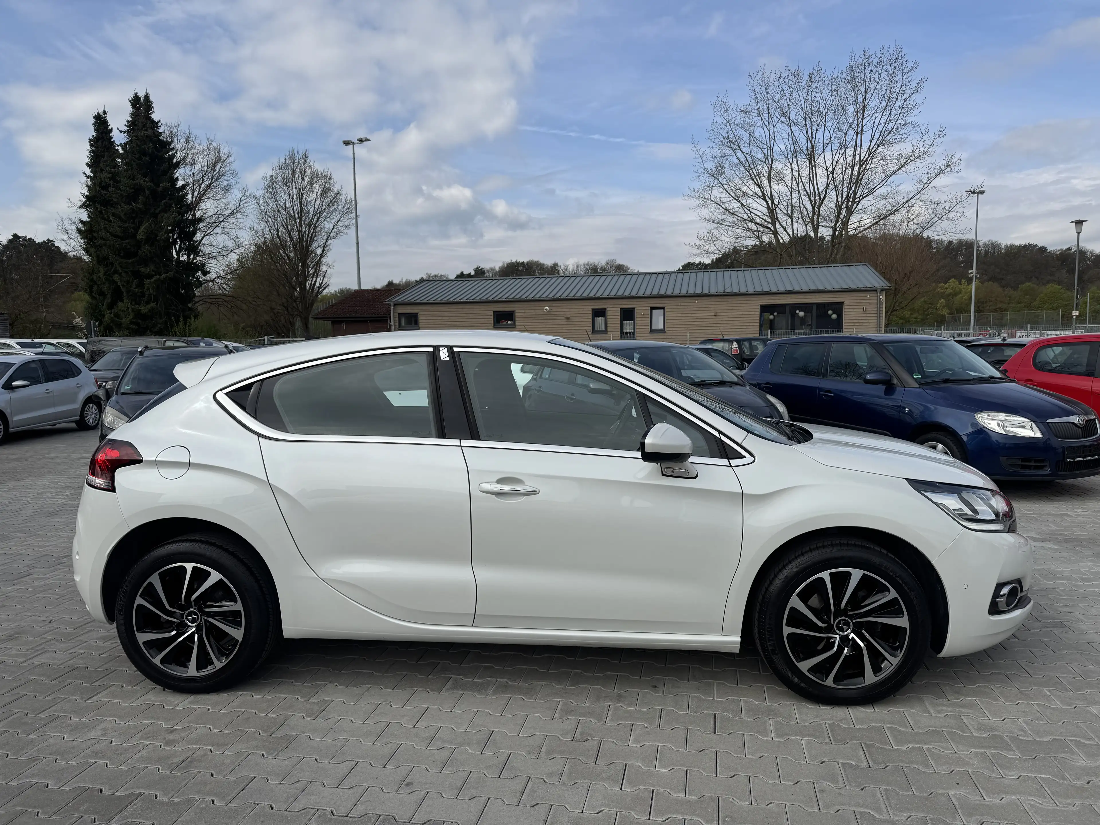DS Automobiles DS 4 Basis 1.6 Blue-HDI 88 kW / Navi / Kamera/LED — photo 12