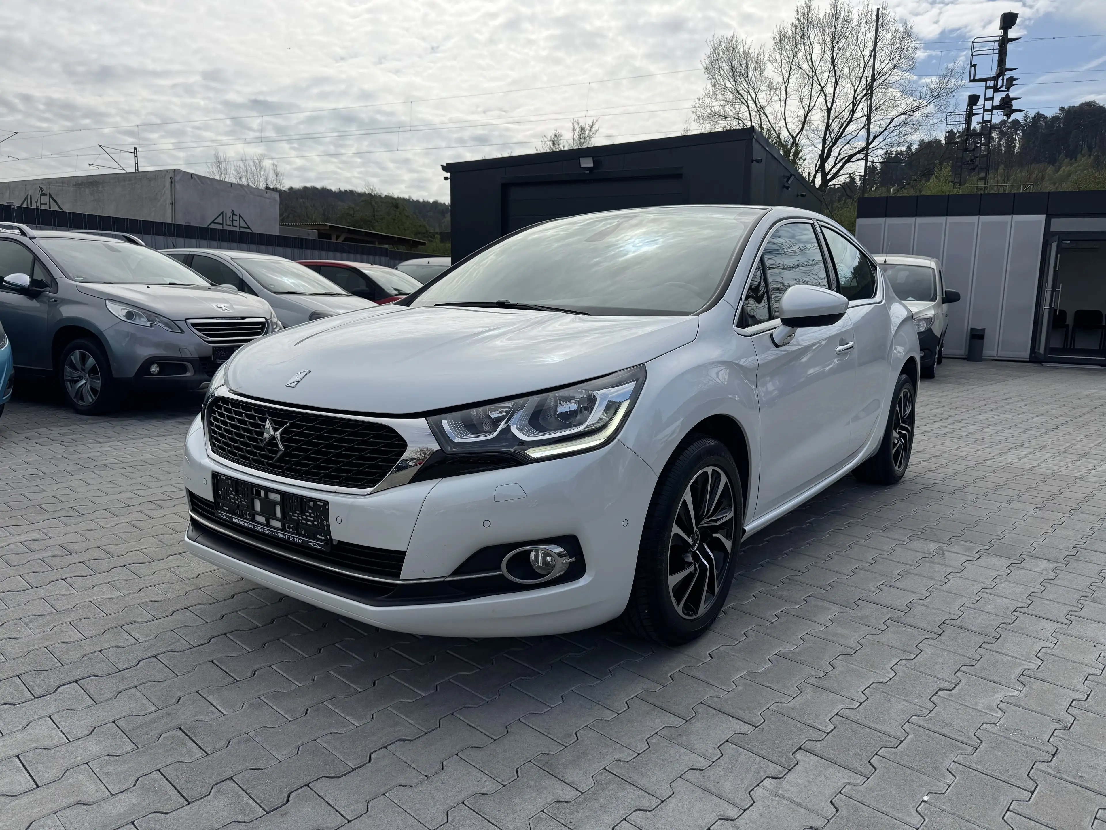 DS Automobiles DS 4 Basis 1.6 Blue-HDI 88 kW / Navi / Kamera/LED