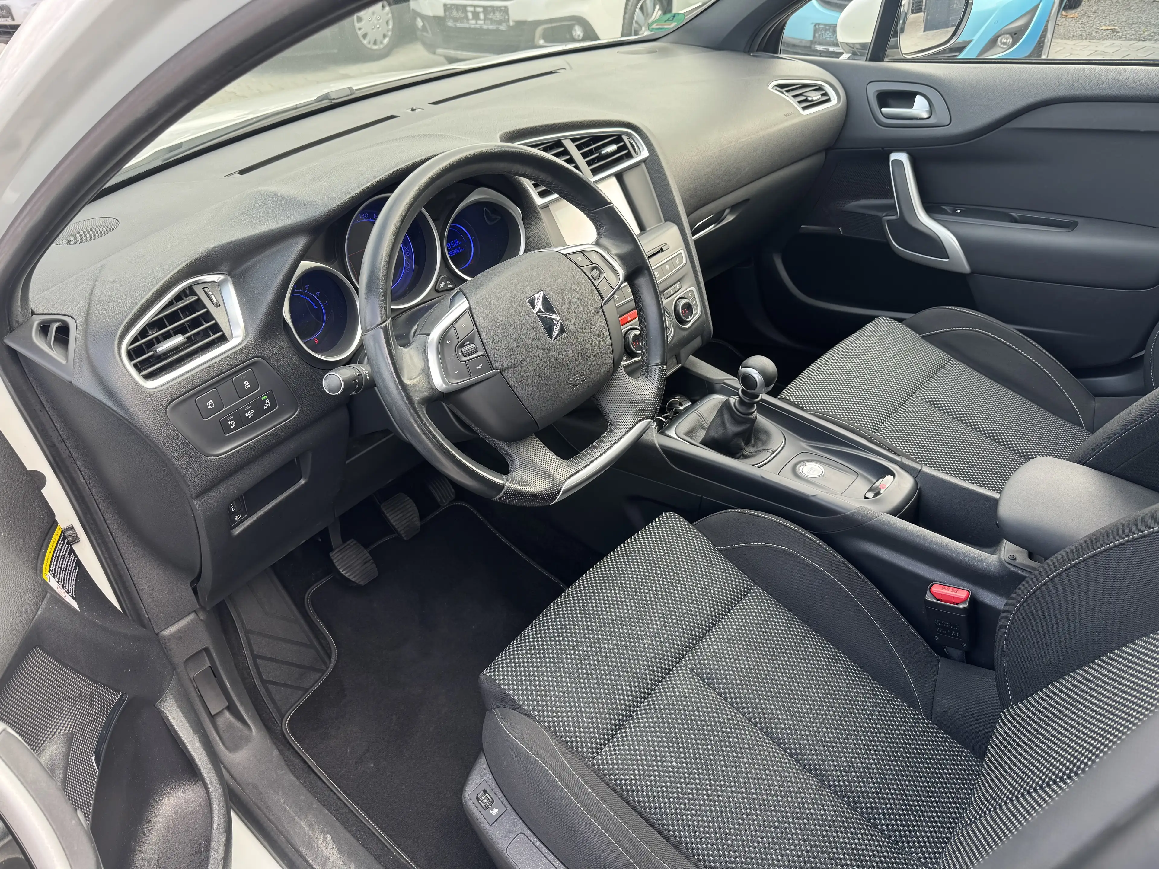 DS Automobiles DS 4 Basis 1.6 Blue-HDI 88 kW / Navi / Kamera/LED — photo 6