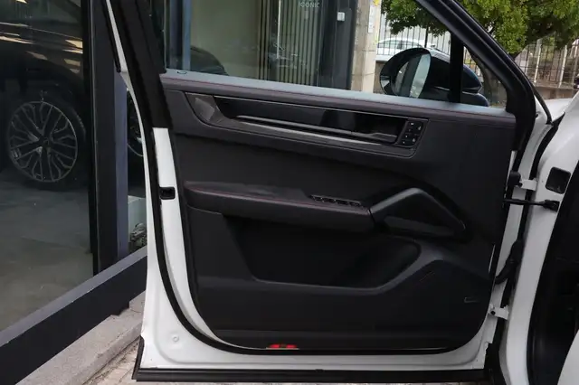 Porsche Cayenne view 9