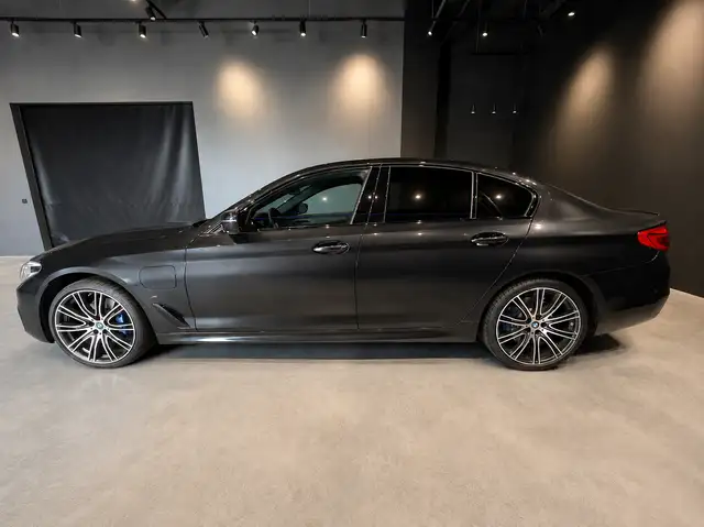 BMW 5 Series view 3