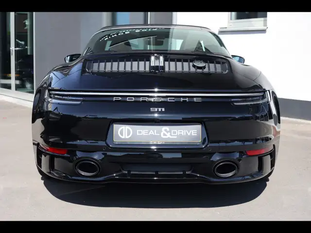 Porsche 911 view 4
