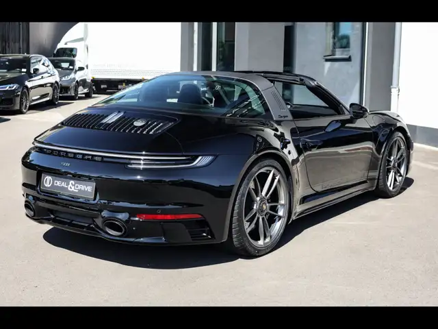 Porsche 911 view 7
