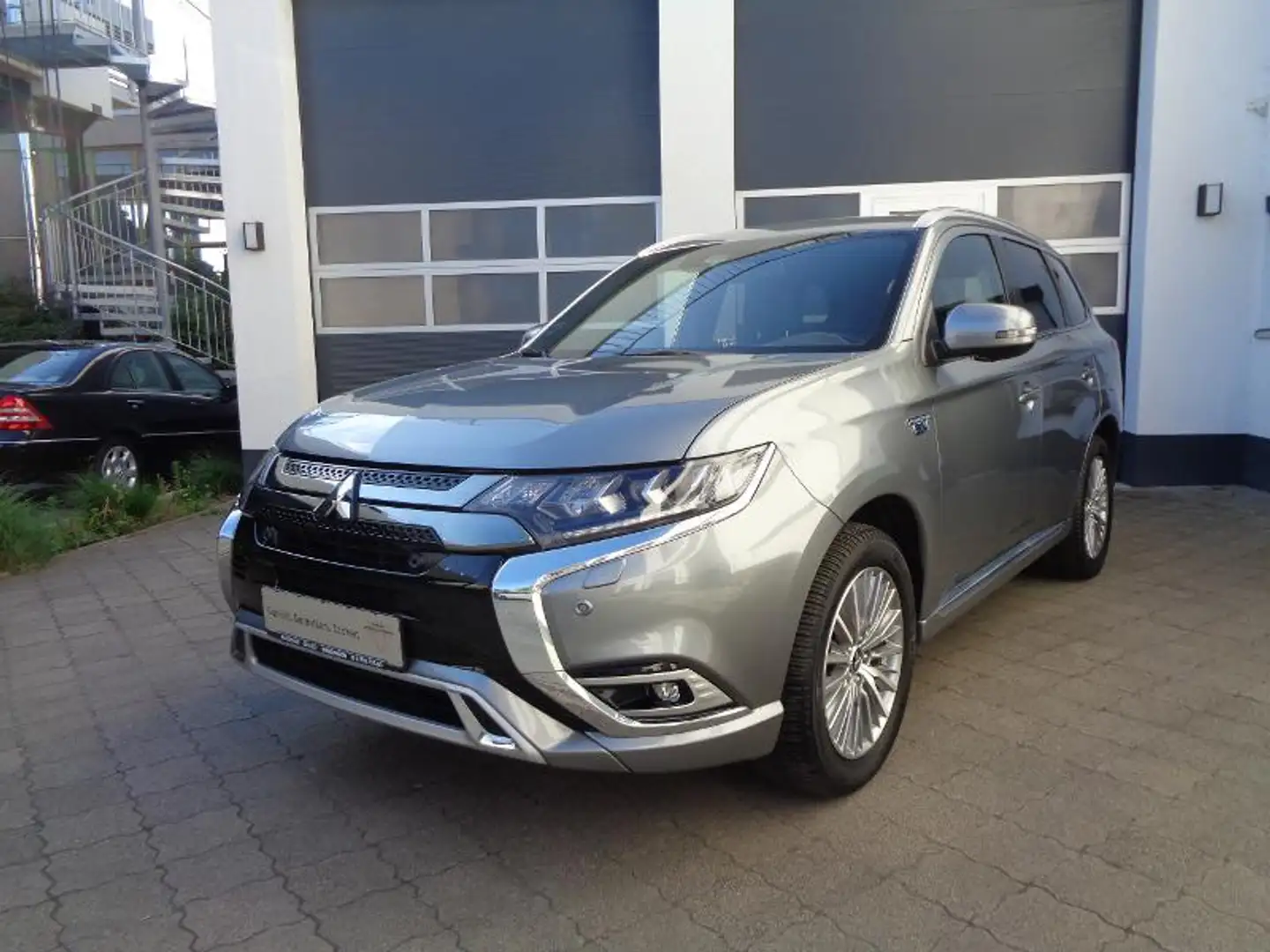 Mitsubishi Outlander Outlander Plug-in Hybrid TOP 2.4 MIVEC 4WD Grau - 2