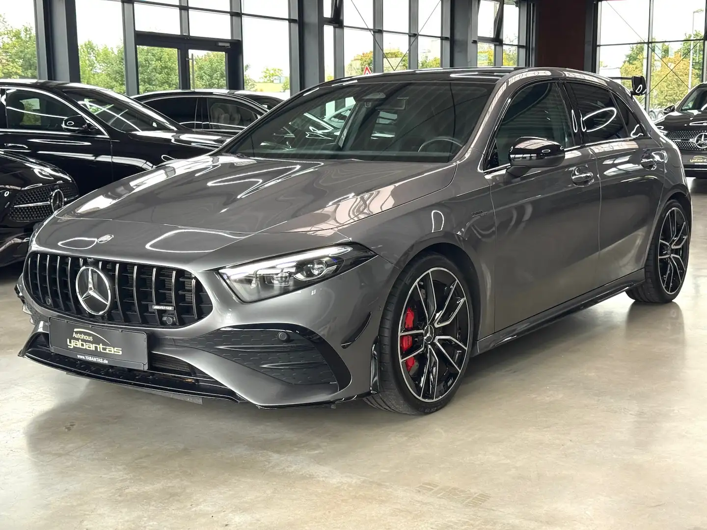 Mercedes-Benz A 35 AMG 4M Night II Pano Kamera Aerodynamik KEYLESS-GO Grau - 1