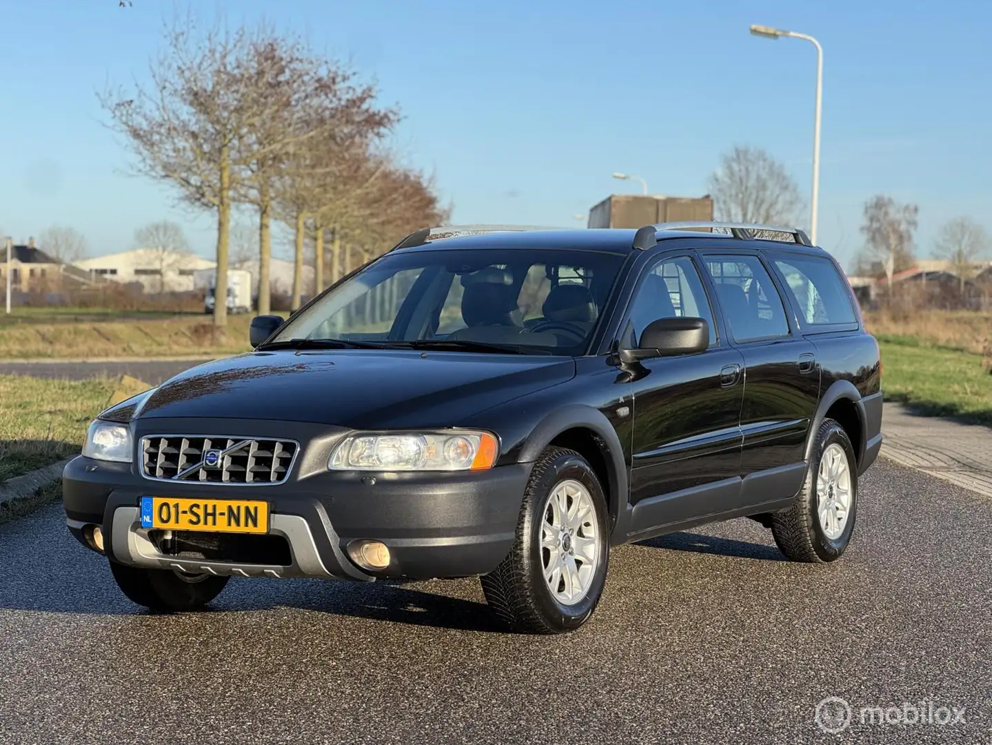 Volvo XC70 2.5 T Momentum 7-Pers. Schwarz - 1