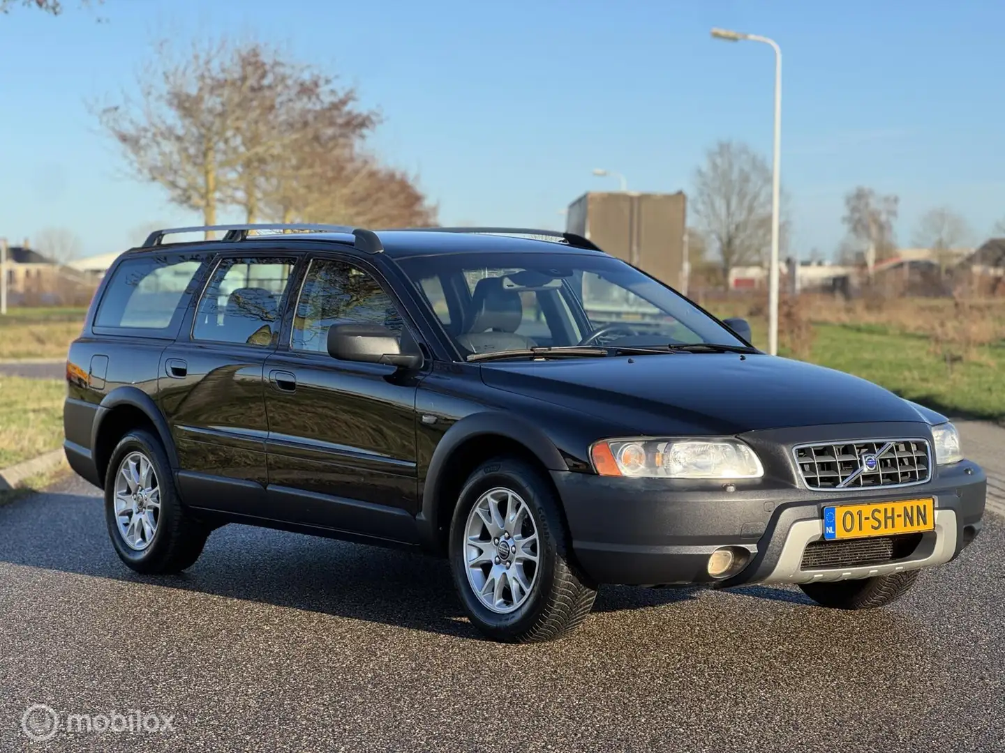 Volvo XC70 2.5 T Momentum 7-Pers. Schwarz - 2