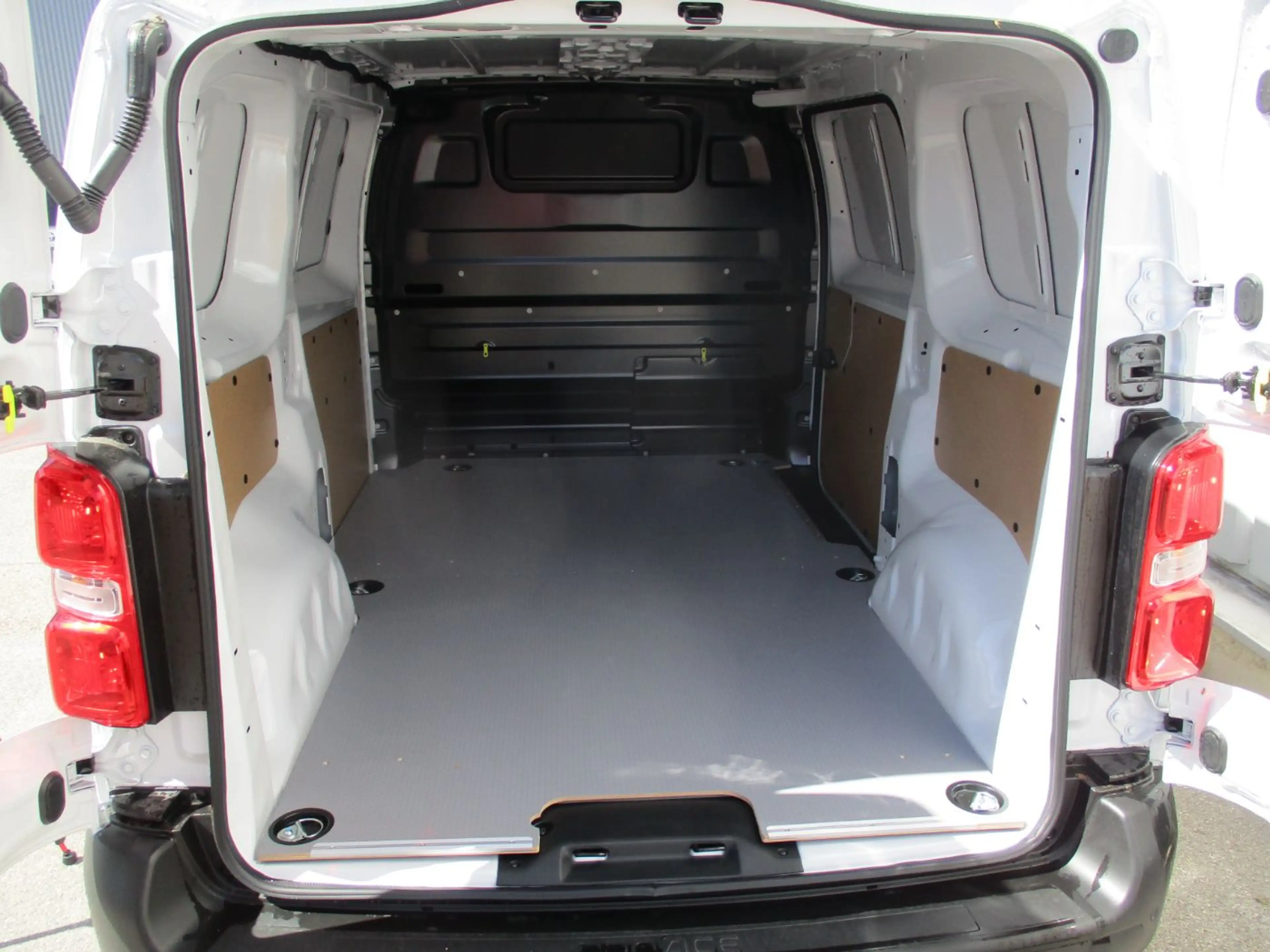 Toyota Proace Electric 75kW L1 Comfort ACC+Kam.+PDC+AUT — photo 8