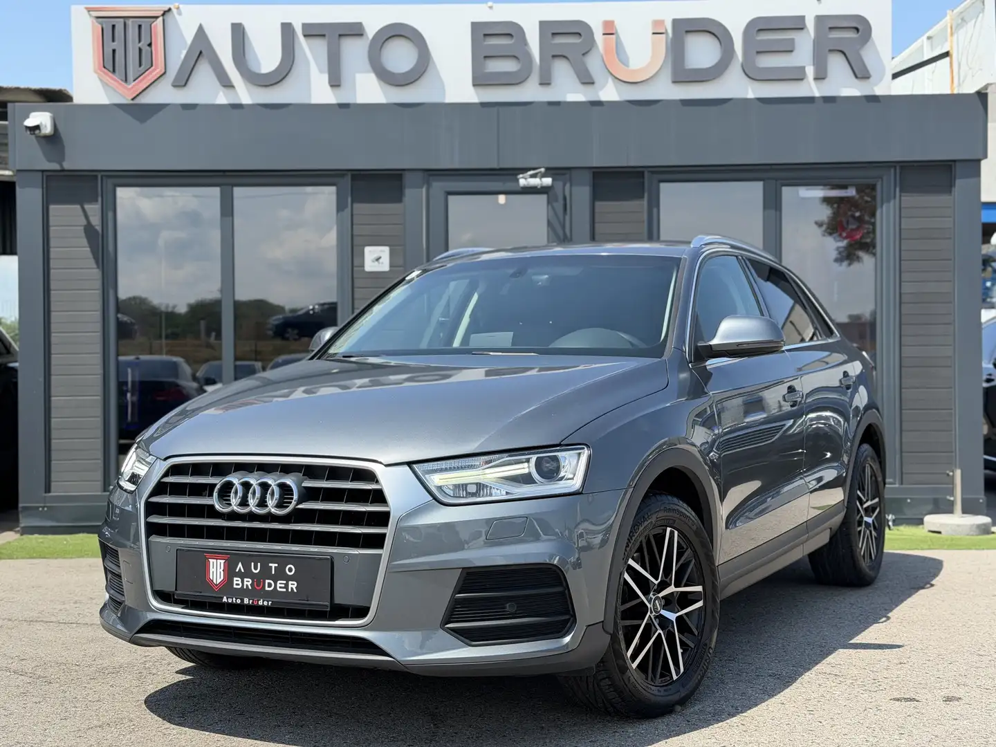 Audi Q3 2,0 TDI Design S-tronic Grau - 2