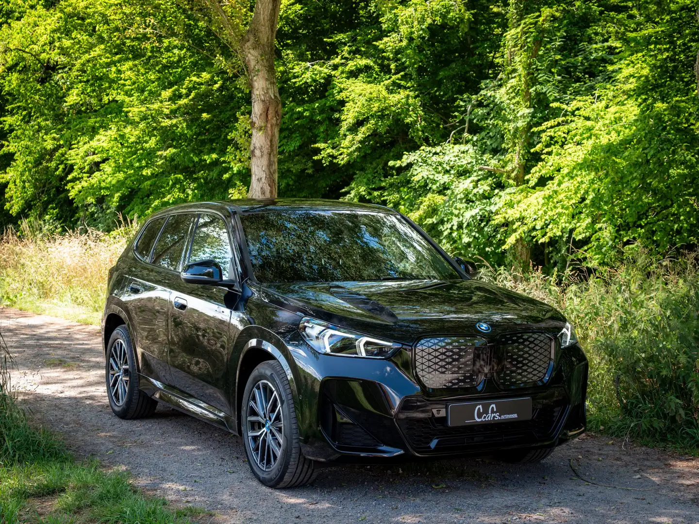BMW iX1 eDrive20 M Sport | PREMIUM PACK | ACC | PRIVACY Zwart - 1