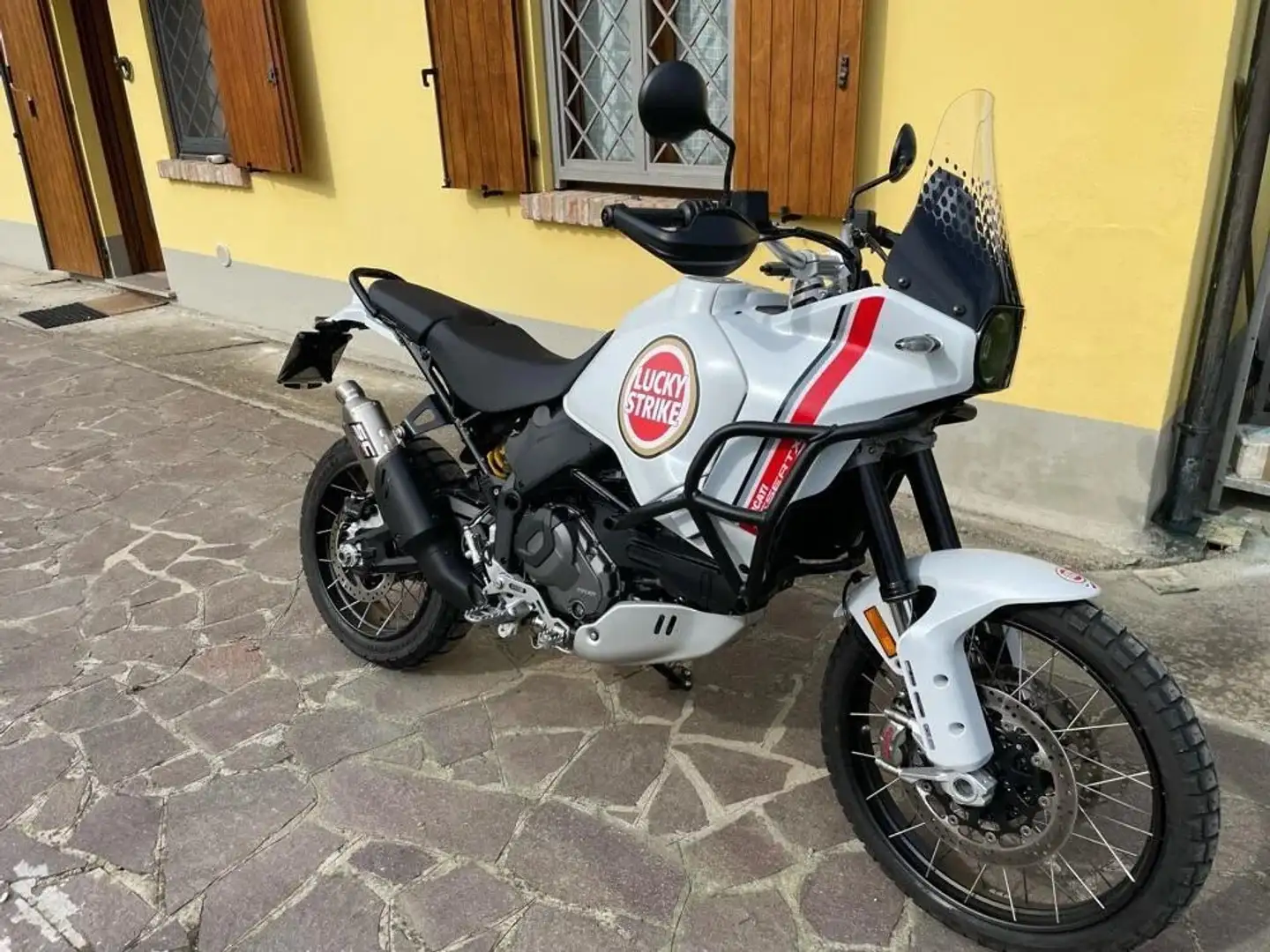 Ducati DesertX Weiß - 1