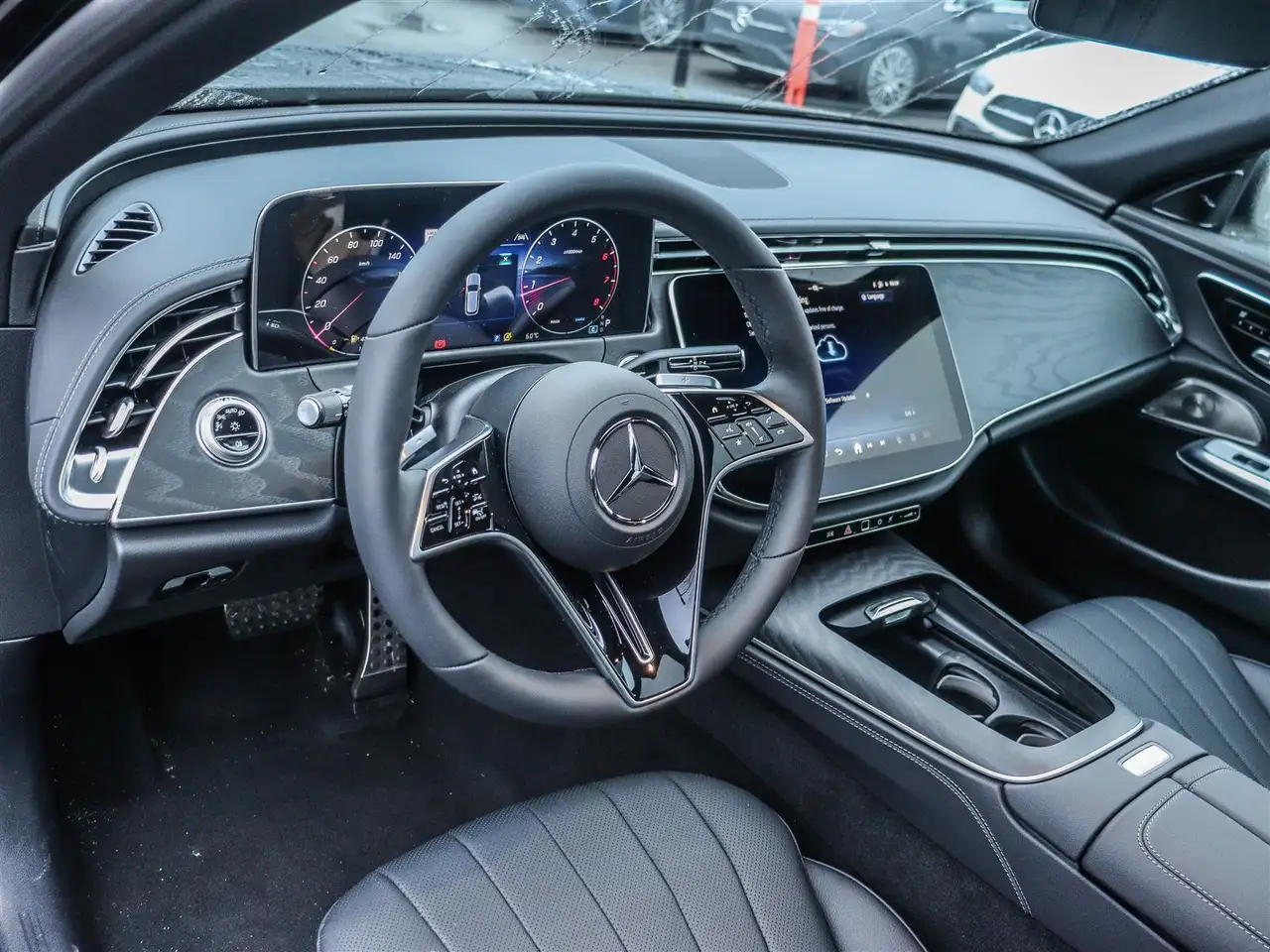 Mercedes-Benz E-Class снимка Mercedes-Benz E-Class