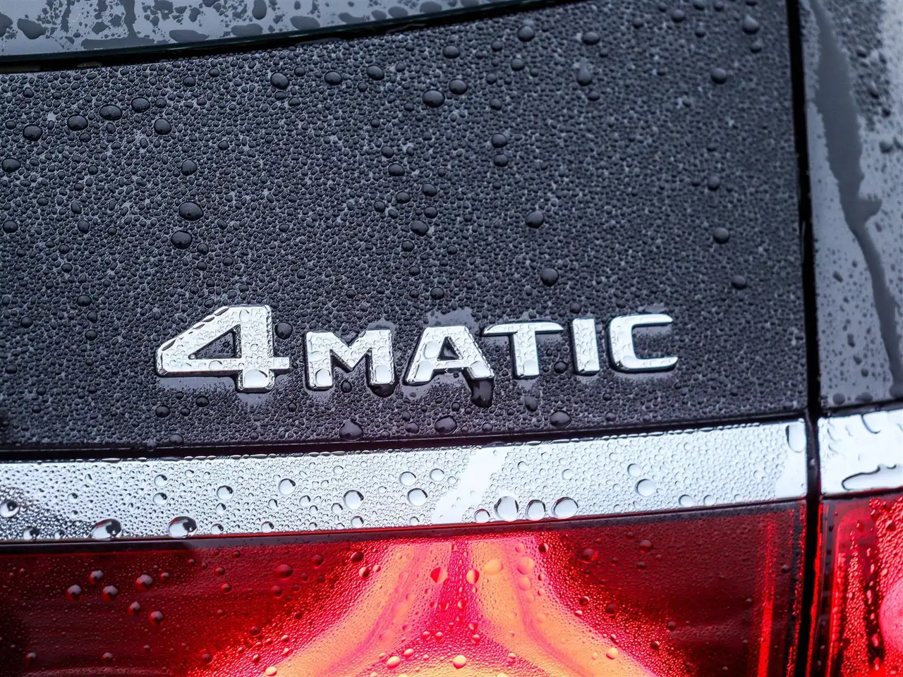 Mercedes-Benz E-Class снимка Mercedes-Benz E-Class