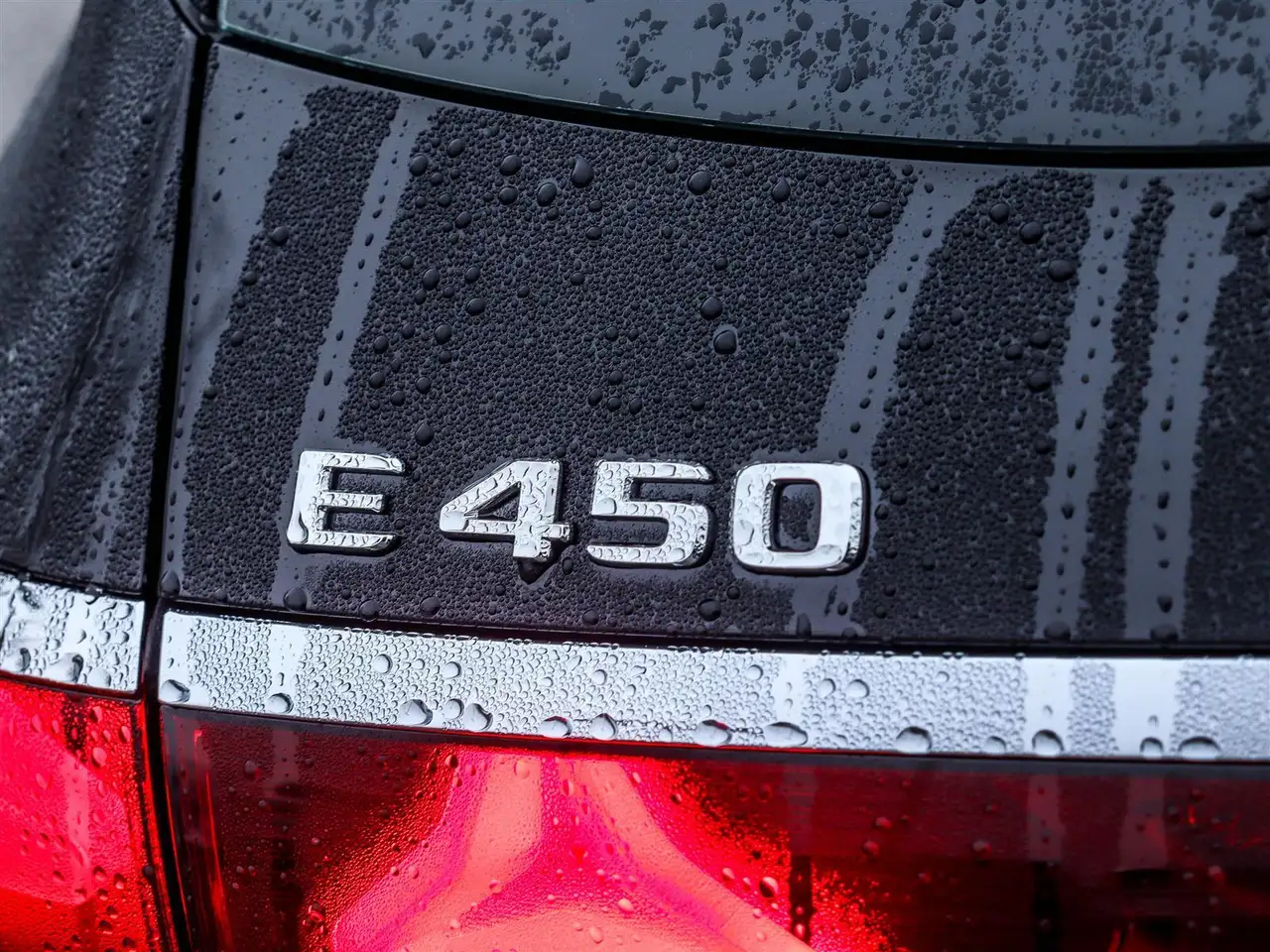 Mercedes-Benz E-Class снимка Mercedes-Benz E-Class