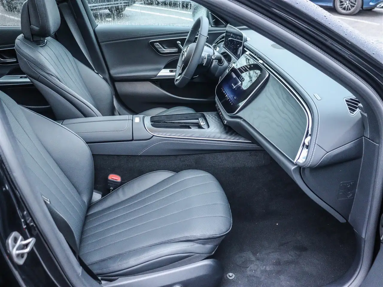 Mercedes-Benz E-Class снимка Mercedes-Benz E-Class