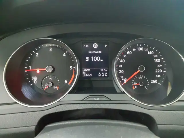 Volkswagen Passat view 11
