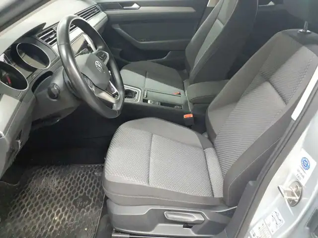 Volkswagen Passat view 8