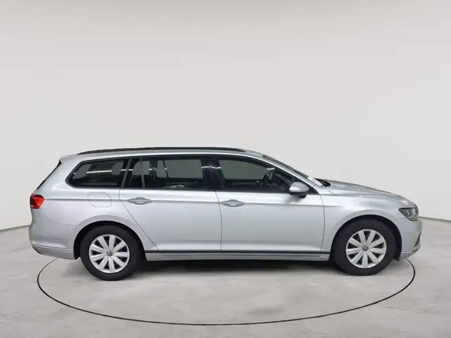 Volkswagen Passat view 3