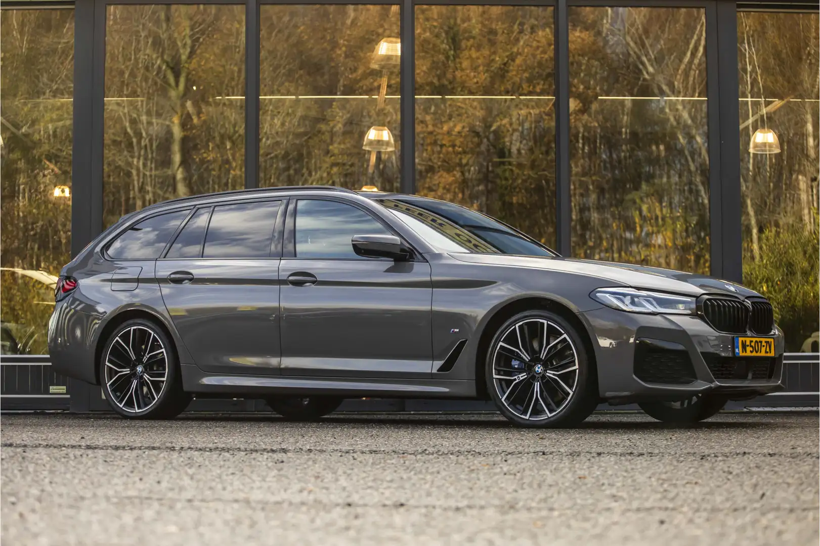 BMW 540 5-serie Touring 540d xDrive High Executive M-Sport Grijs - 1