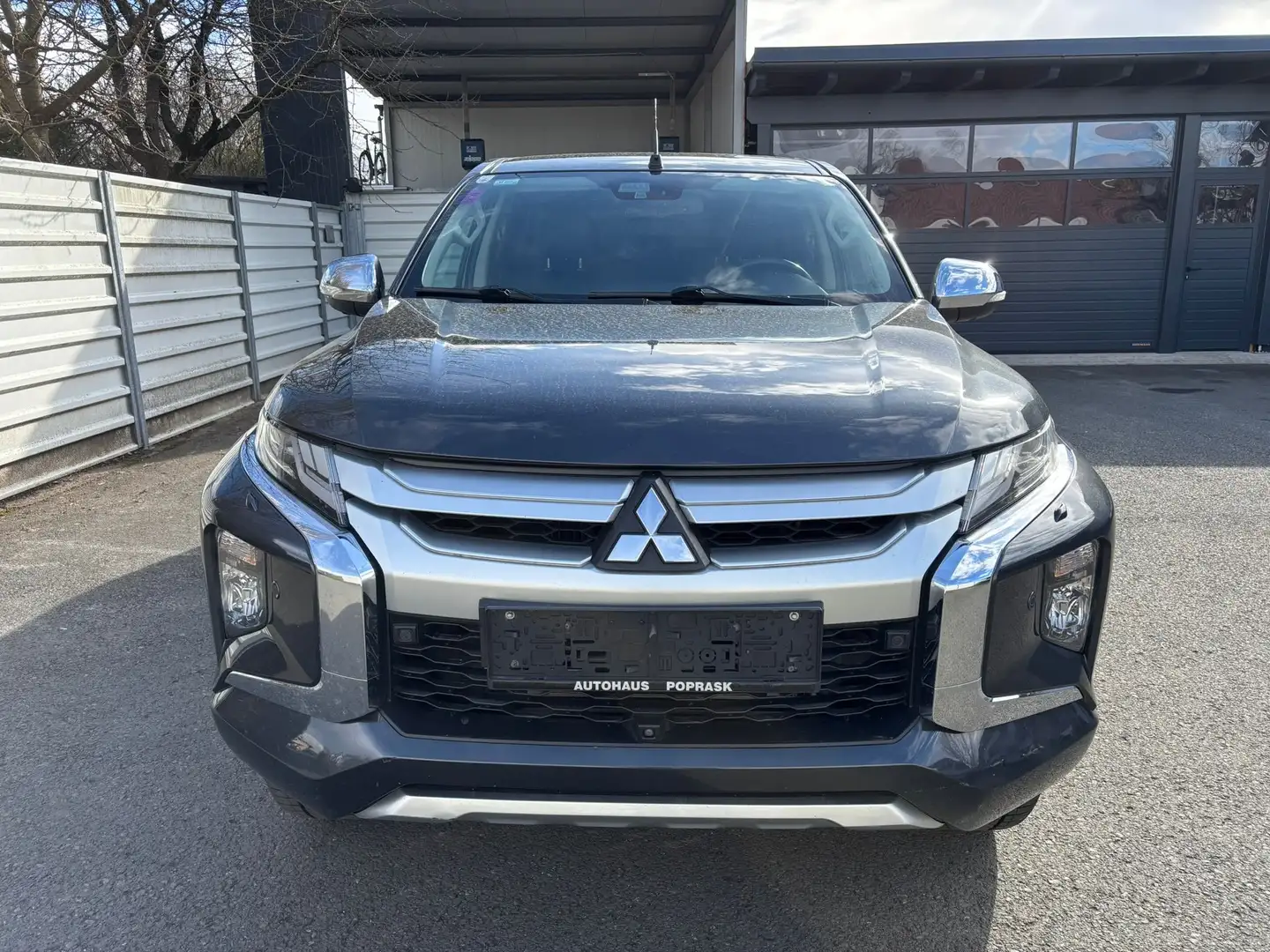 Mitsubishi L200 DK DI-D 2,2 4WD AT Grau - 2